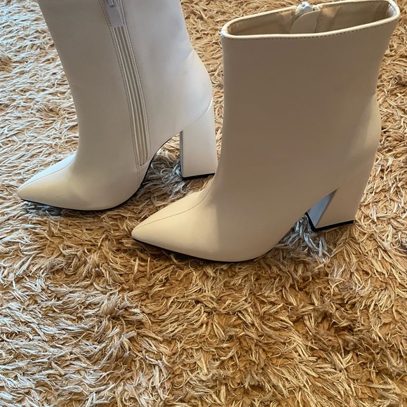 Super cute white, pointy toe, square heel booties size EUR 38, 7.5. - Picture 6 of 8